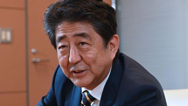 Cựu Thủ tướng Nhật Bản Abe kể chuyện thuyết phục ông Trump ngày mới đắc cử - 1