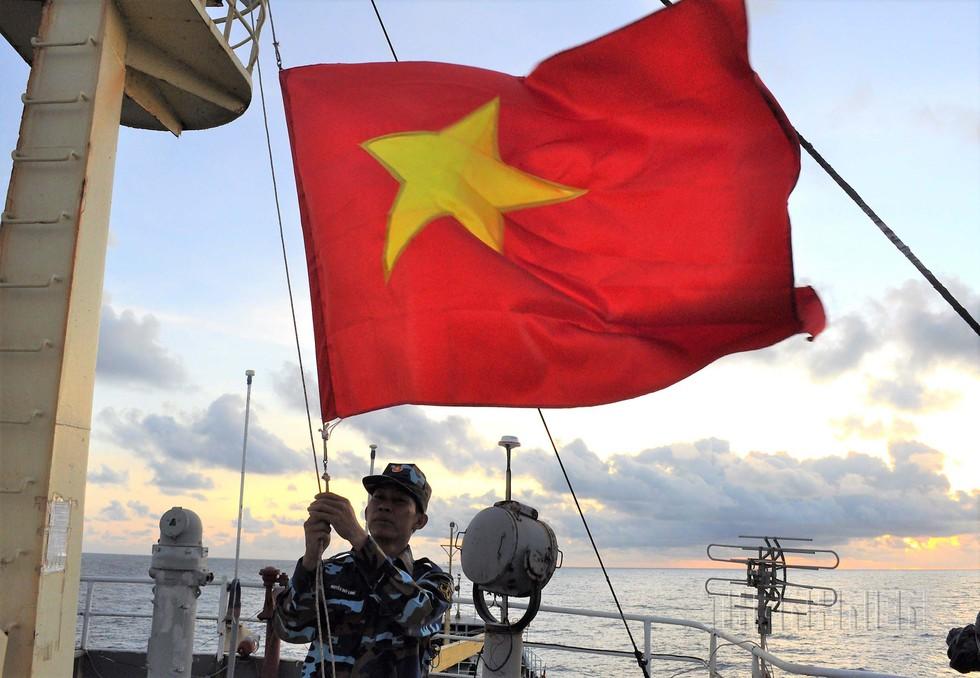 Bộ đội tàu thuộc lữ đoàn 125, Vùng 2 hải quân thay cờ Tổ quốc trên tàu đang đi làm nhiệm vụ ngoài khu vực thềm lục địa phía Nam. /// Ảnh: Mai Thanh Hải