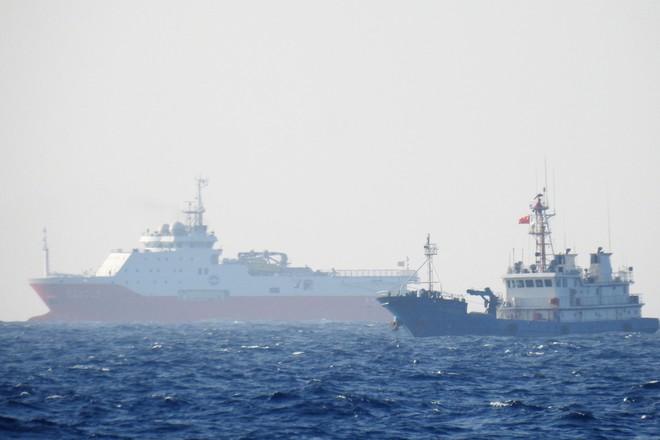 Tàu dân binh Trung Quốc (phải) bảo vệ vòng trong cho  /// Ảnh: Ngư dân cung cấp