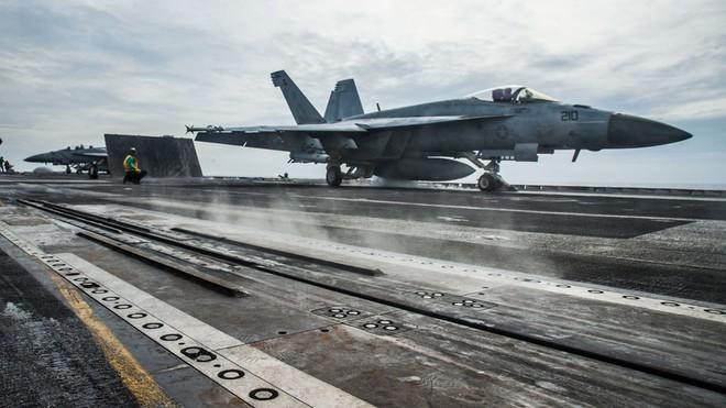 Tiêm kích F/A-18E cất cánh từ tàu sân bay USS Ronald Reagan ở Biển Đông ngày 15.10  /// HẢI QUÂN MỸ