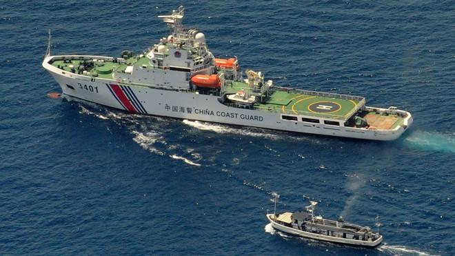 Tàu hải cảnh Trung Quốc (lớn) so kè với tàu Philippines ở Biển Đông /// AFP