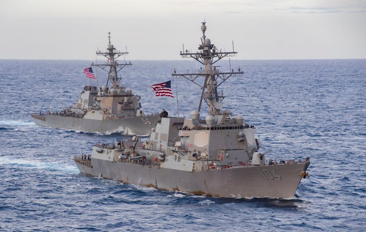 Các tàu khu trục USS Sterett và John S. McCain ở Biển Đông. Ảnh: Hải quân Mỹ.