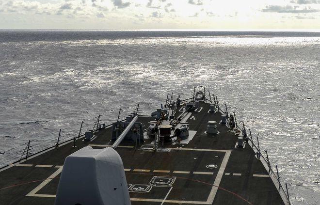 Hạm đội 7 của Hải quân Mỹ công bố hình ảnh khu trục hạm USS Russell di chuyển qua Trường Sa ngày 17.2 /// Twitter Hạm đội 7
