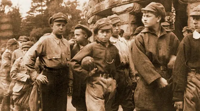 Kỳ nghỉ hè thành chuyến lưu lạc 3 năm: Người hùng bất ngờ cứu mạng 800 đứa trẻ Liên Xô xấu số - Ảnh 2.