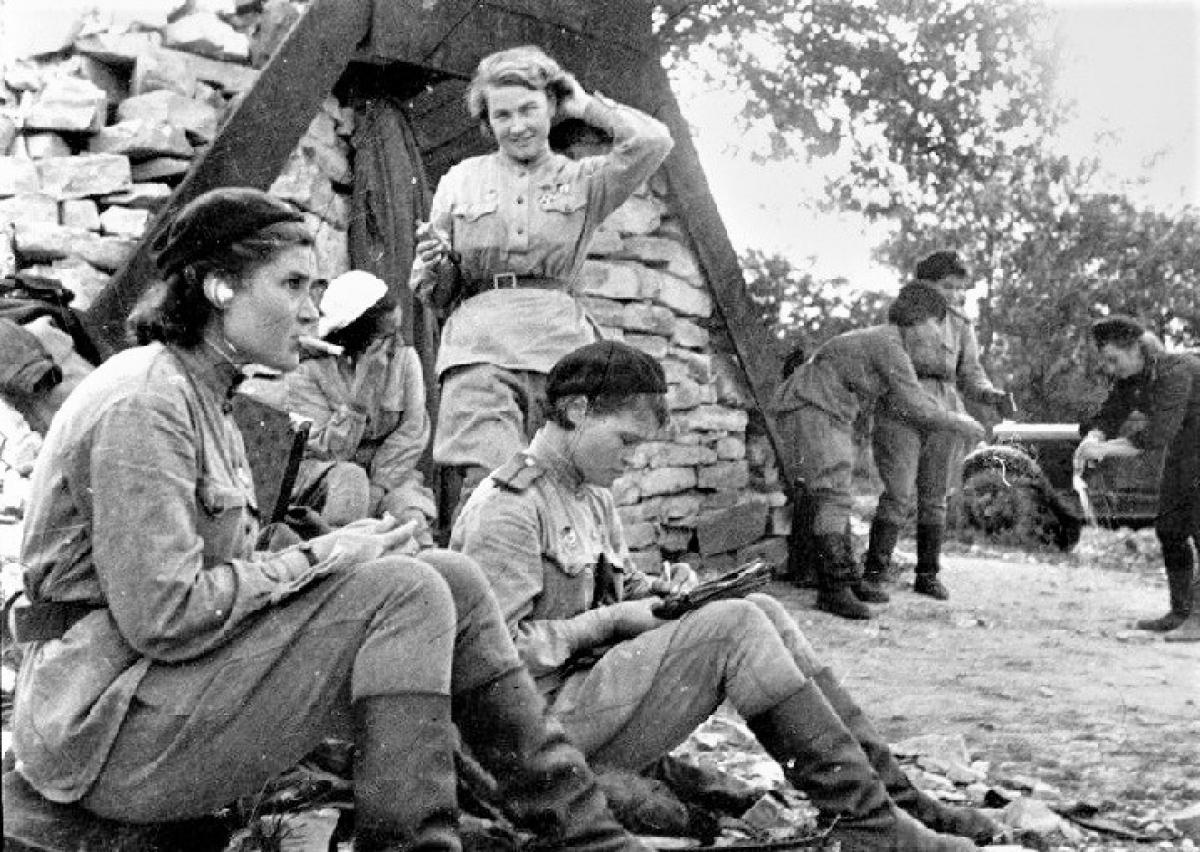 Chiến tranh đã thất bại trong việc phá hủy tính “nữ tính” của các nữ quân nhân Hồng quân; Nguồn: R7
