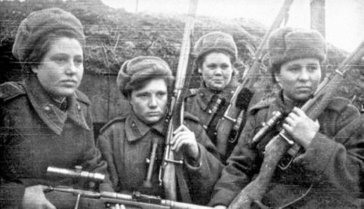 Cho đến 1944, các nữ chiến sĩ Hồng quân sử dụng quân phục và quân trang của nam quân nhân; Nguồn: topnewsrussia.ru