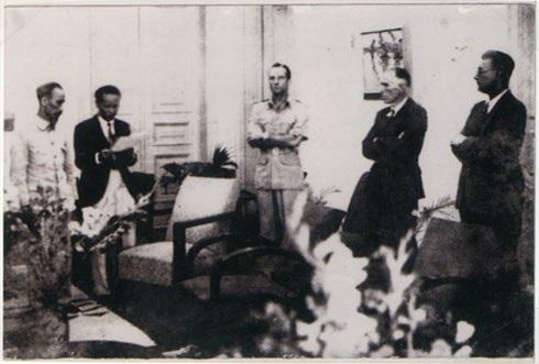 Lễ ký kết Hiệp định sơ bộ 6/3/1946 tại 38 Lý Thái Tổ, Hà Nội. Từ trái qua phải: Hồ Chí Minh, Hoàng Minh Giám, Sainteny, Pignon, Caput. Ảnh: Nguyễn Bá Khoản.