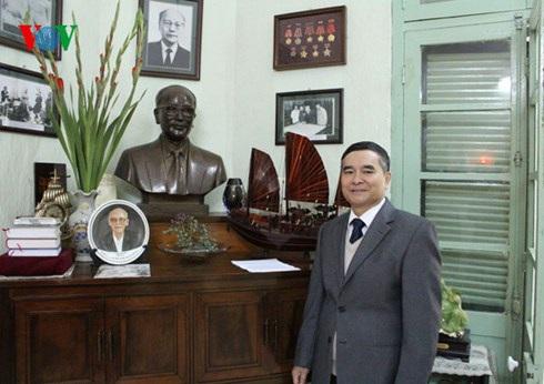 Đại sứ Hoàng Vĩnh Thành bên tượng và ảnh của cố Bộ trưởng Ngoại giao Hoàng Minh Giám - trợ thủ đắc lực của Hồ Chủ tịch trong các cuộc đàm phán với Pháp thời kỳ 1945-1946.