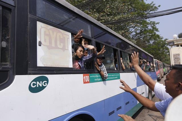 Myanmar bất ngờ thả hơn 600 người biểu tình, hoãn xét xử bà Suu Kyi - 1 Myanmar bất ngờ thả hơn 600 người biểu tình, hoãn xét xử bà Suu Kyi - 1