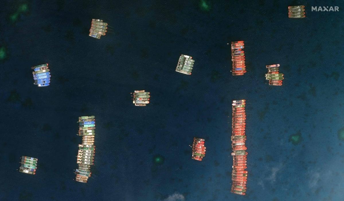Tàu Trung Quốc neo đậu trái phép ở Đá Ba Đầu thuộc cụm Sinh Tồn của quần đảo Trường Sa thuộc chủ quyền Việt Nam. Ảnh: AFP.