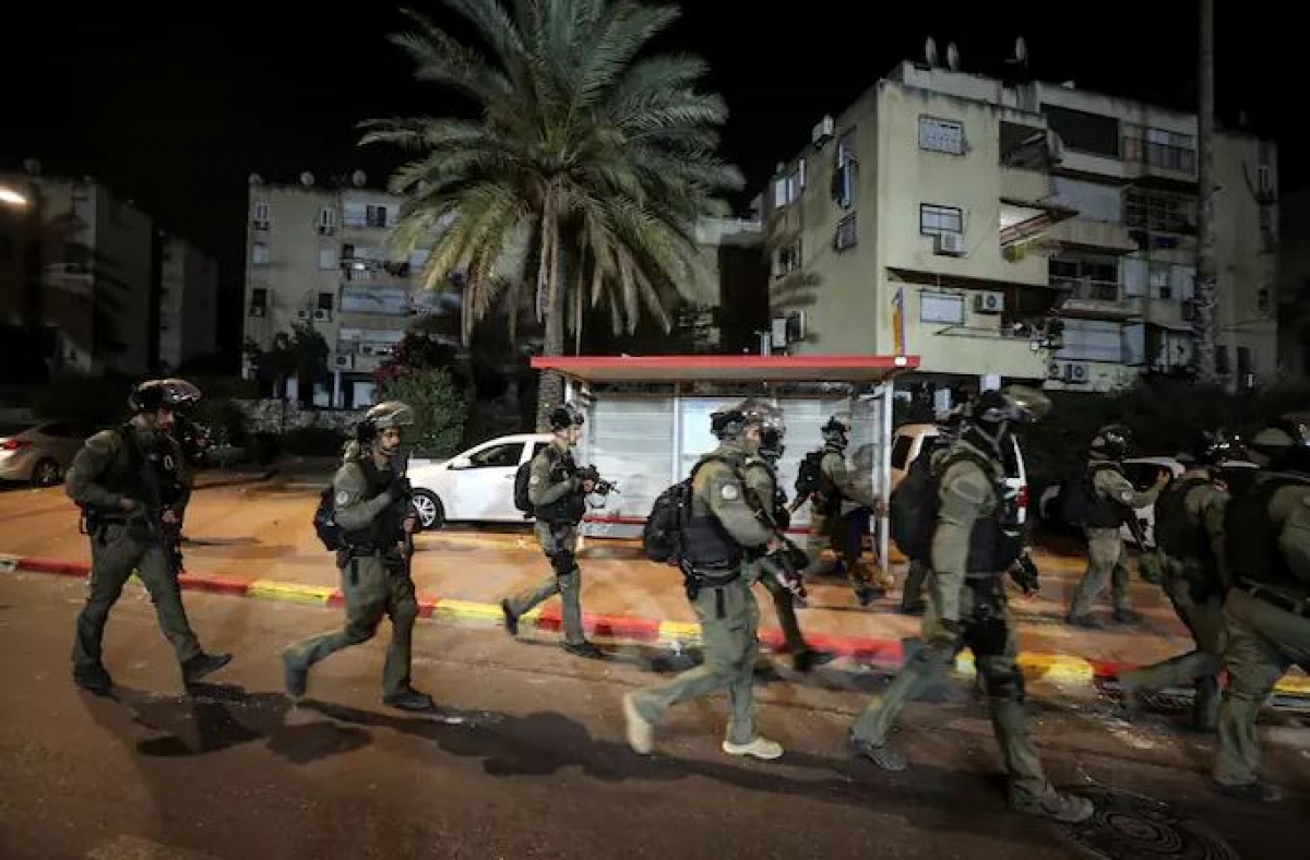 Lực lượng an ninh tuần tra ở Lod, Israel. Ảnh: Reuters