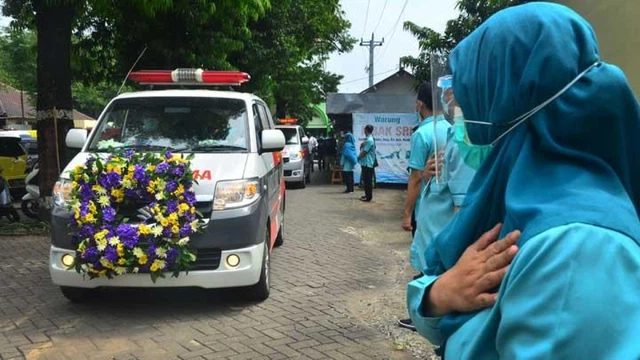 Gần 2.000 nhân viên y tế tử vong vì Covid-19: Indonesia mất bao lâu để cân bằng? - Ảnh 1.