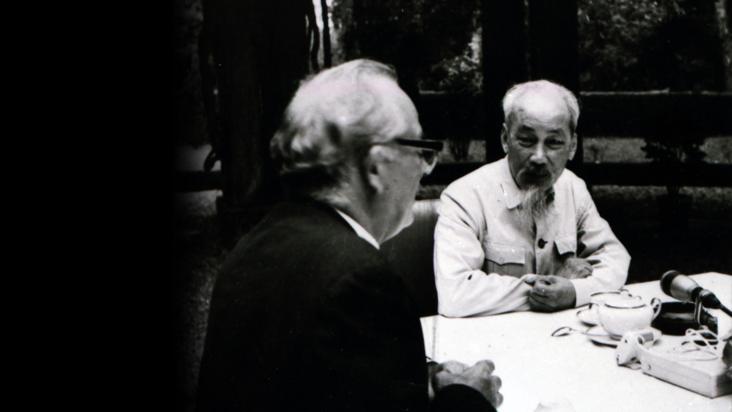 Wilfred Burchett trong một buổi trò chuyện cùng Chủ tịch Hồ Chí Minh.