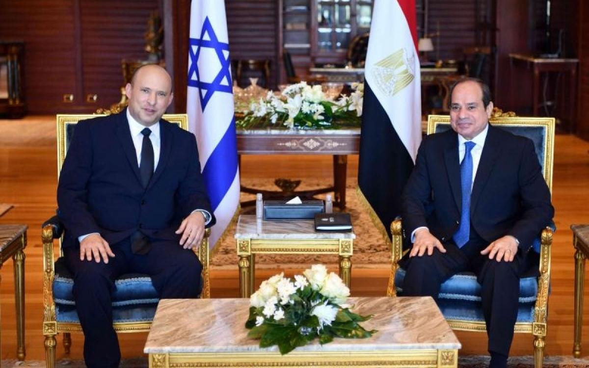 Thủ tướng Israel Naftali Bennett (trái) gặp gỡ với Tổng thống Ai Cập Abdel Fattah el-Sisi trên lãnh thổ Ai Cập vào ngày 13/9/2021 trong bầu không khí thân thiện. Ảnh: AP.