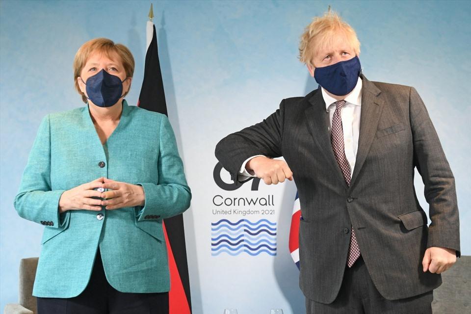 Thủ tướng Đức Angela Merkel và Thủ tướng Anh Boris Johnson tại hội nghị G7 ở Cornwall, Anh, ngày 12.6.2021. Ảnh: AFP