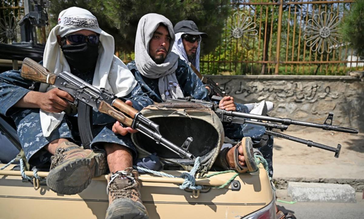 Các tay súng Taliban đi tuần tra trên đường phố thủ đô Kabul, Afghanistan ngày 29/8. (Ảnh: AFP).