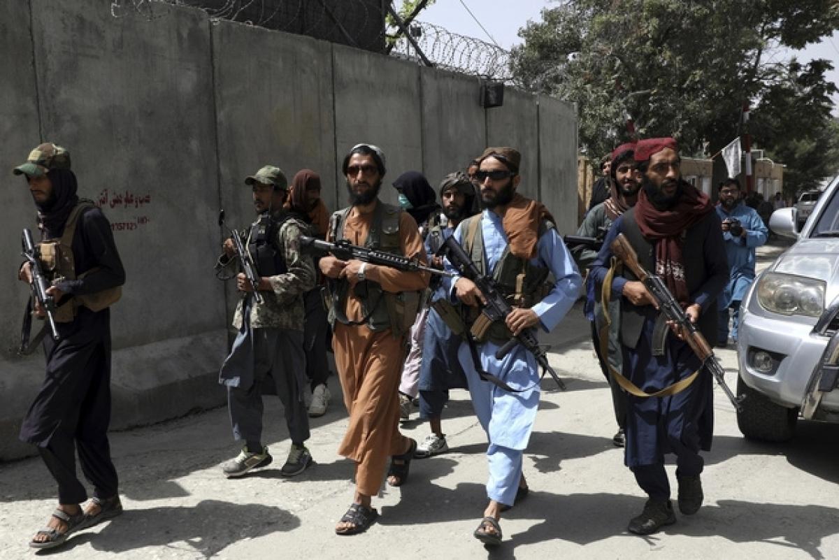  Lực lượng Taliban tuần tra trong khu phố Wazir Akbar Khan ở thành phố Kabul, Afghanistan. Ảnh: AP