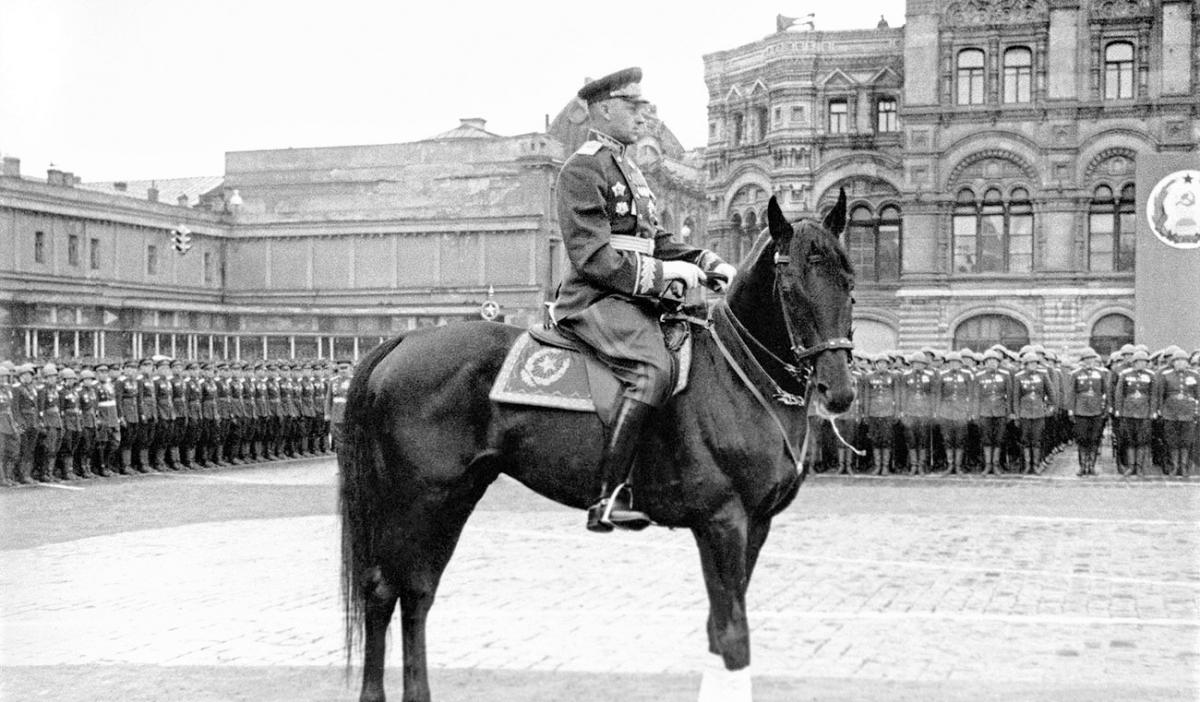 Nguyên soái Rokossovsky chỉ huy Lễ duyệt binh mừng Chiến thắng ở Moscow, 1945. Nguồn: RBTH