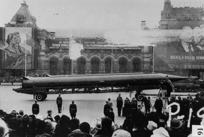 Tên lửa đạn đạo tầm trung R-12 của Liên Xô. Ảnh: CIA