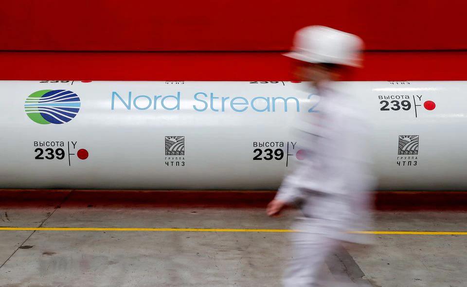 Logo của dự &aacute;n đường ống dẫn kh&iacute; Nord Stream 2 được nh&igrave;n thấy tr&ecirc;n một đường ống tại nh&agrave; m&aacute;y c&aacute;n ống Chelyabinsk ở Chelyabinsk, Nga. Ảnh: Reuters.