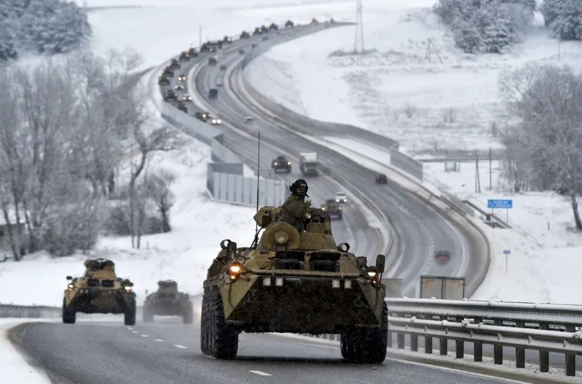 Các phương tiện bọc thép của Nga di chuyển trên một con đường cao tốc ở Crimea ngày 18/1. Ảnh: AP