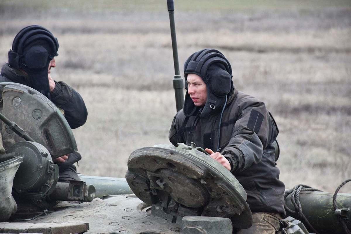 Binh sỹ Ukraine tập trận với xe tăng trong bối cảnh xung đột gia tăng tại phía Đông. Ảnh: AFP