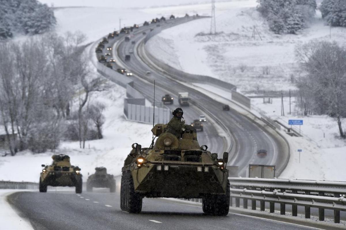 Đoàn xe thiết giáp của Nga di chuyển trên một tuyến đường cao tốc trên Bán đảo Crimea. Ảnh: AP