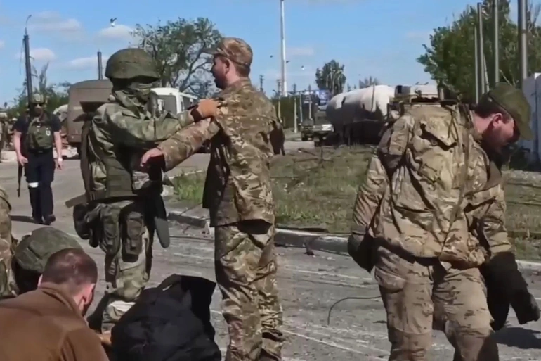 Nga nêu điều kiện trao đổi tù binh sau khi 2.400 lính Ukraine đầu hàng - 1