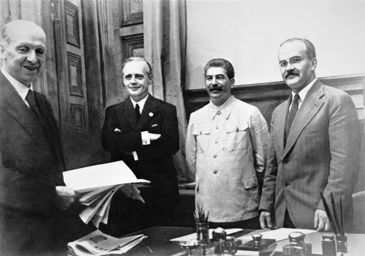Sự thật về chuyện ‘Liên Xô cấu kết với Đức Quốc xã’ bằng Hiệp ước Molotov – Ribbentrop