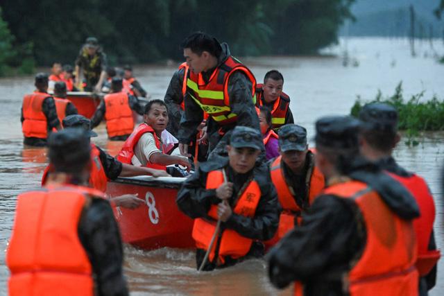 Lở đất, lũ lụt kỷ lục trong 100 năm hoành hành ở miền Nam Trung Quốc - Ảnh 2.