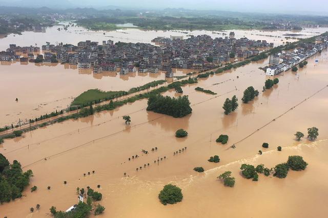 Lở đất, lũ lụt kỷ lục trong 100 năm hoành hành ở miền Nam Trung Quốc - Ảnh 1.
