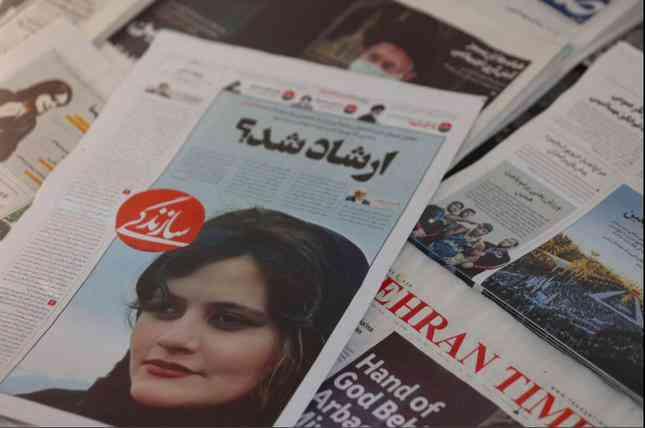 Biểu tình lan khắp Iran sau cái chết của cô gái ‘ăn mặc không phù hợp’ - 1