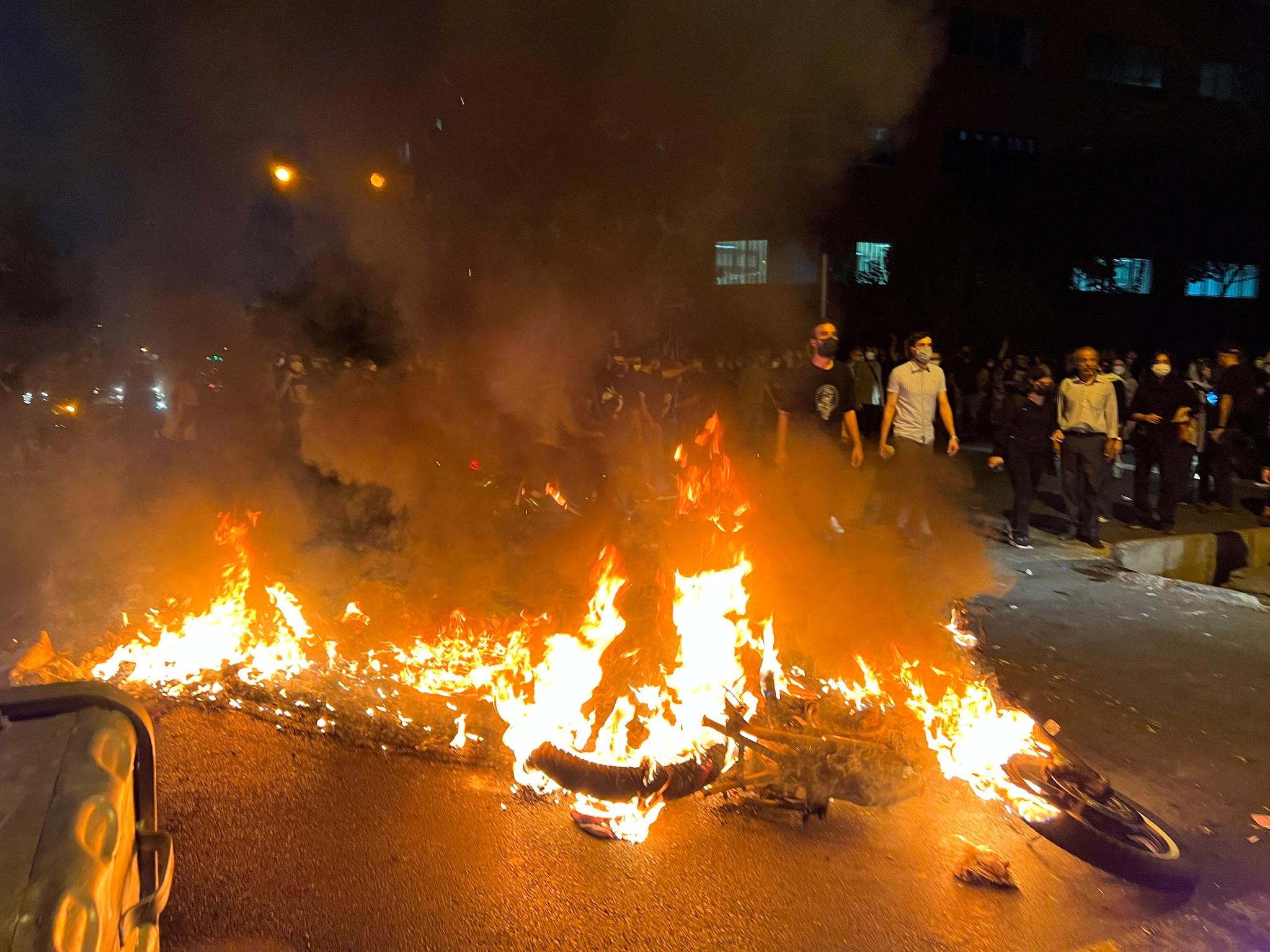 Bạo loạn, biểu tình rung chuyển Iran - ảnh 2