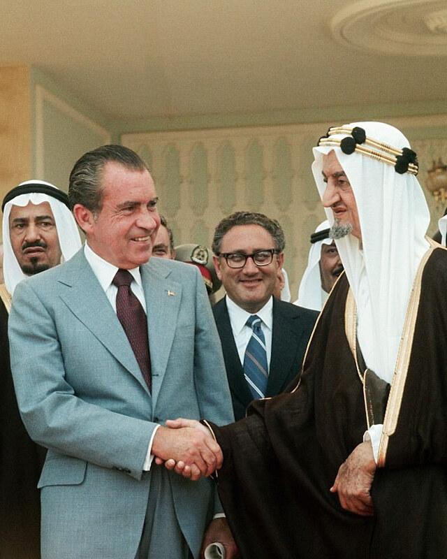 Ả Rập Saudi từng cấm vận dầu mỏ khiến Mỹ và phương Tây điêu đứng ra sao? - 4