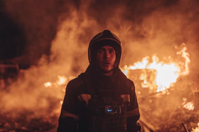 Một l&iacute;nh cứu hỏa l&agrave;m nhiệm vụ trong một đợt tập k&iacute;ch tại th&agrave;nh phố Bakhmut, Ukraine. Ảnh: AFP