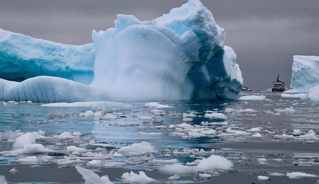 Các sông băng tan chảy đang giải phóng hàng tấn vi khuẩn ra sông hồ - Ảnh 1.