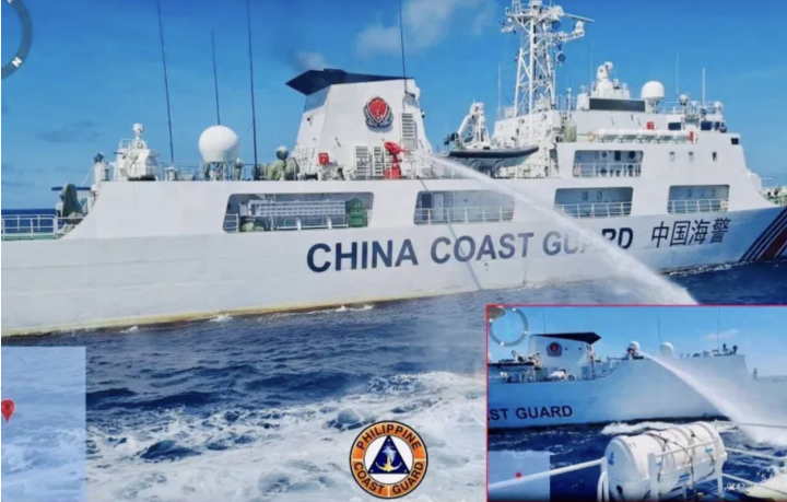 Hình ảnh tàu hải cảnh Trung Quốc bị tố dùng vòi rồng bắn tàu Philippines ở Biển Đông. (Ảnh: PCG)