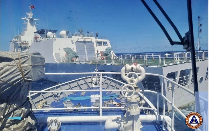 Hình ảnh được Philippines công bố cho thấy tàu hải cảnh Trung Quốc ở ngay trước mũi tàu Philippines - Ảnh: PCG