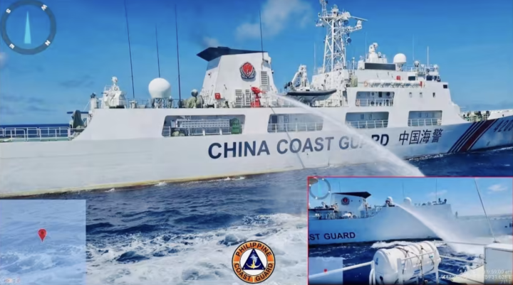 Hình ảnh cho thấy tàu Trung Quốc phun vòi rồng vào tàu Philippines. (Ảnh: Reuters)