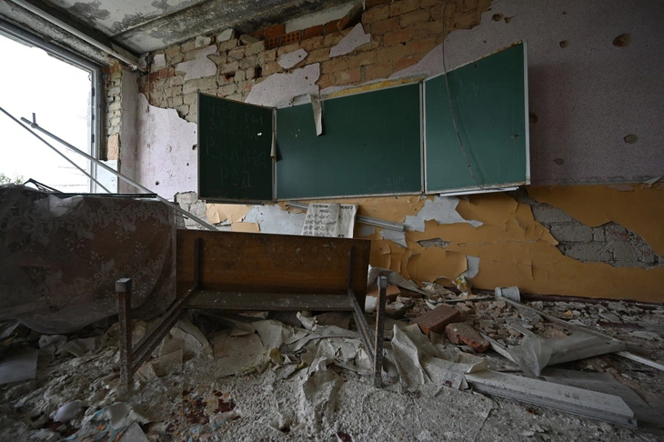 Một lớp học hư hại nặng nề tại Ukraine - Ảnh: AFP