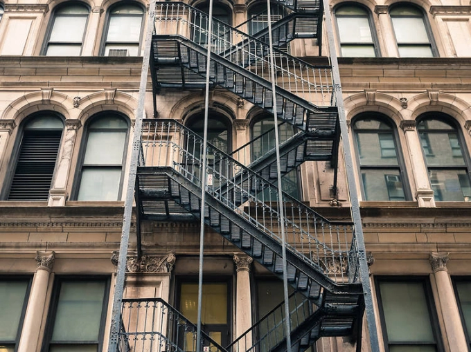 Câu chuyện phía sau những chiếc cầu thang thoát hiểm - biểu tượng nổi tiếng của New York - Ảnh 2.