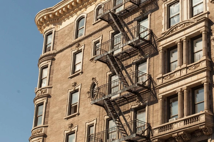 Câu chuyện phía sau những chiếc cầu thang thoát hiểm - biểu tượng nổi tiếng của New York - Ảnh 1.