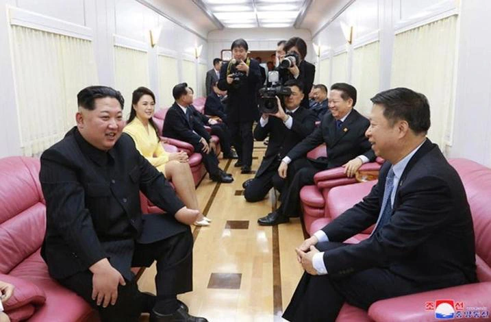 Ông Kim Jong Un và phu nhân Ri Sol Ju bên trong một toa tàu có ghế sofa bọc da màu hồng - Ảnh: KCNA