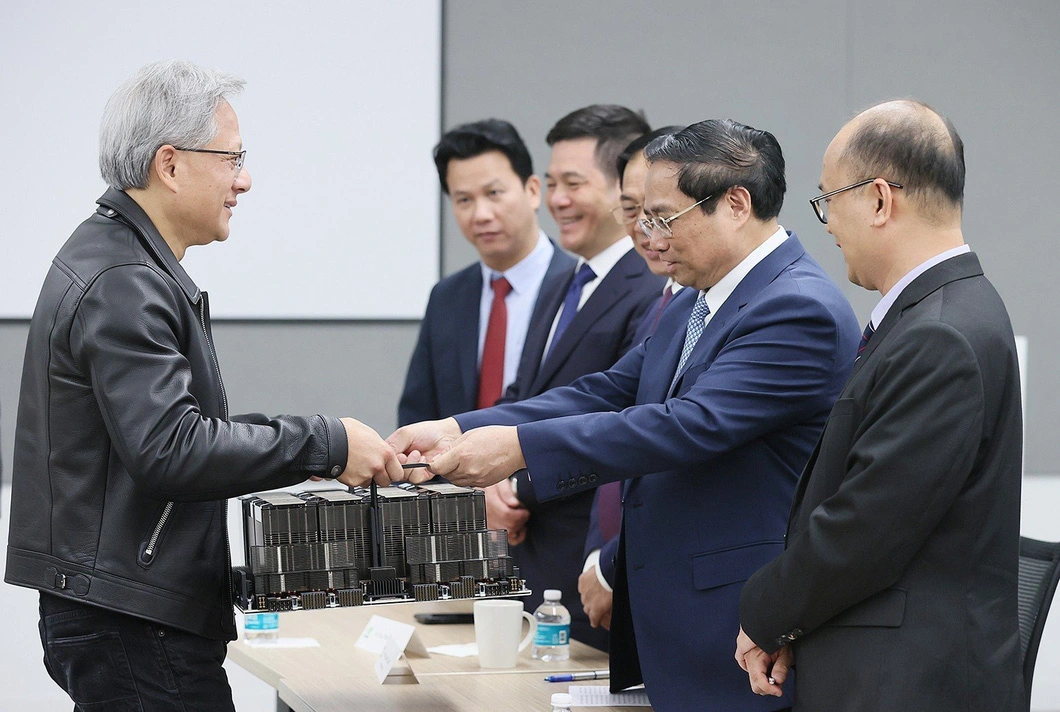 Chủ tịch Nvidia Jensen Huang giới thiệu với Thủ tướng Phạm Minh Chính chip A100 - Ảnh: NHẬT BẮC