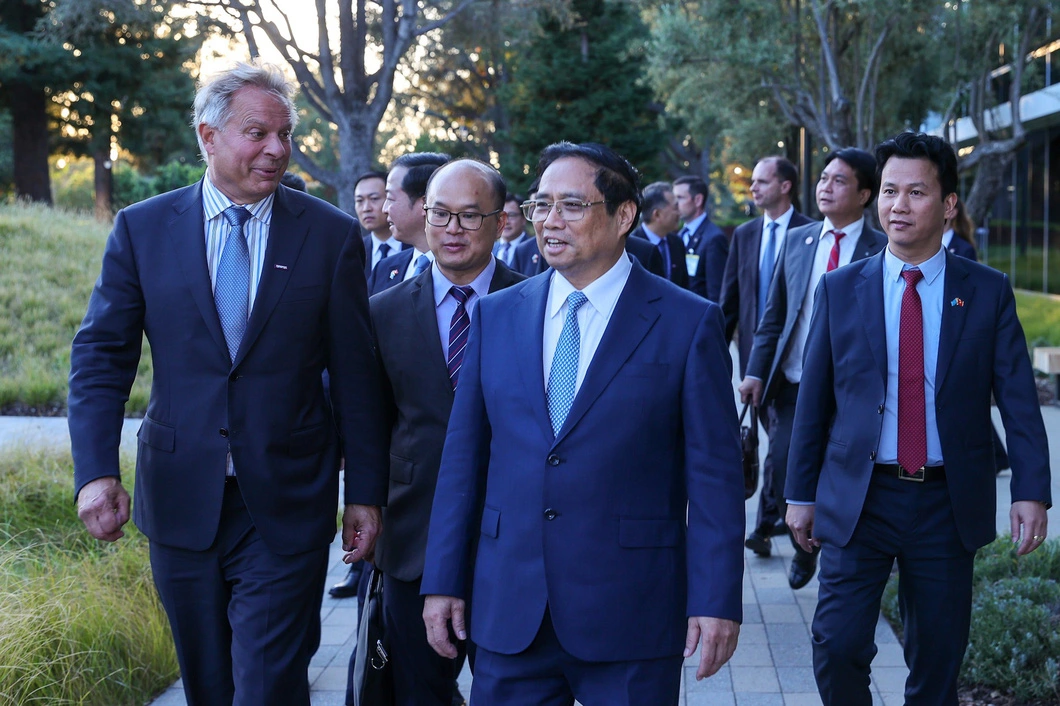 Thủ tướng Phạm Minh Chính đi dạo cùng lãnh đạo Synopsys ngày 18-9 (giờ địa phương) - Ảnh: NHẬT BẮC