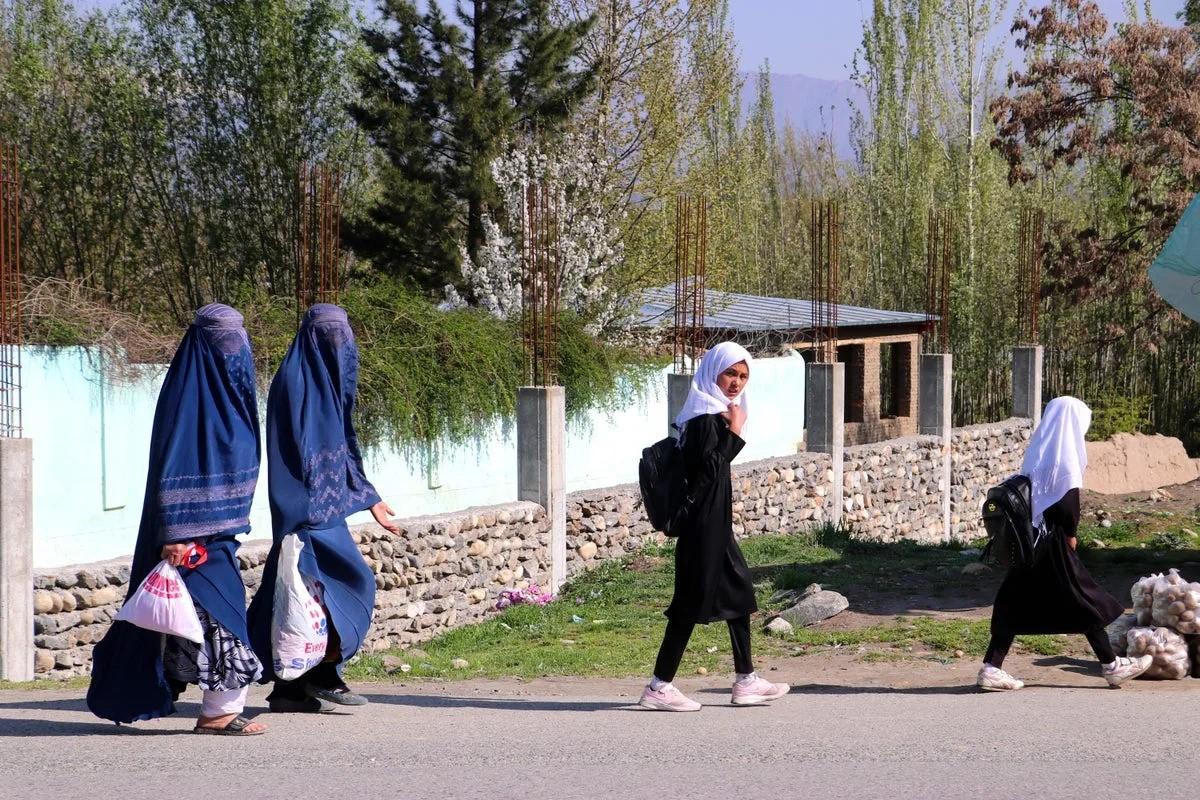 Từ tháng 5-2022, Taliban ra lệnh phụ nữ Afghanistan phải đội khăn trùm đầu Hồi giáo, mặc burqa (những bộ trang phục che kín từ đầu tới chân), hoặc dùng bất kỳ loại khăn trùm đầu nào khác để che mặt. Ảnh: AFP