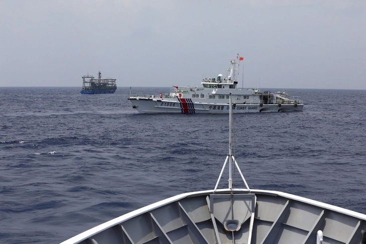 Một tàu hải cảnh Trung Quốc trước một tàu hải cảnh Philippines đang thực hiện nhiệm vụ tiếp tế cho quân đội Philippines tại một tàu chiến mắc cạn ở Biển Đông, ngày 4-10-2023 - Ảnh: REUTERS