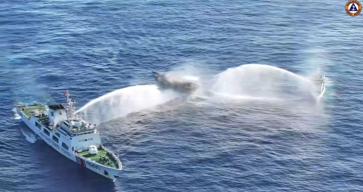 Bức ảnh được cắt từ đoạn video quay lại thời điểm các tàu hải cảnh Trung Quốc dùng vòi rồng nhắm vào tàu của Lực lượng tuần duyên Philippines (PCG) - Ảnh: Lực lượng tuần duyên Philippines