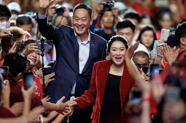 Bà Paetongtarn Shinawatra, con gái ông Thaksin, và ông Srettha Thavisin tại một sự kiện tranh cử của Đảng Pheu Thai vào tháng 5-2023. Ảnh: REUTERS