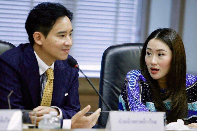 Ông Pita Limjaroenrat, lãnh đạo Đảng Tiến bước, và bà Paetongtarn Shinawatra, con gái ông Thaksin, trong thời gian còn liên minh để thành lập chính phủ hồi tháng 7-2023. Ảnh: KHAOSOD